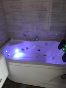 fioletowa wanna w łazience w obiekcie Apartamenty Polna w Ostrowcu Świętokrzyskim +37 zdjęć