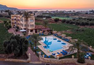 een luchtzicht op een resort met een zwembad bij Danelis Studios & Apartments in Malia