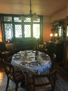 una sala da pranzo con tavolo e piatti di Harry's bed and breakfast a Cambridge