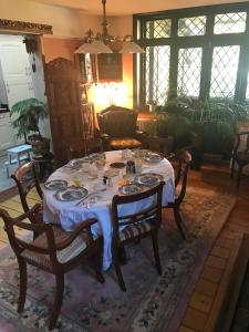 uma sala de jantar com uma mesa com pratos em Harry's bed and breakfast em Cambridge