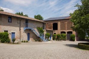 um edifício com uma escada azul ao lado em Corte La Volta em Piacenza