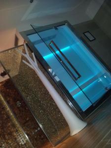 szklany stół z niebieskimi światłami w obiekcie Hotel Aquila D'Oro w mieście Misano Adriatico