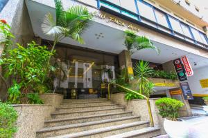 a building with stairs in front of a store at Hotel Plaza Apolo in São Paulo