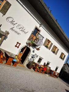 um edifício branco com um sinal na lateral em Old Bled House em Bled