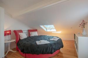 Tempat tidur dalam kamar di MyPlaceLisbon - Mouraria Duplex