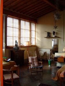 フィレンツェにあるレ トレ スタンツェの椅子2脚、テーブル、窓が備わる客室です。