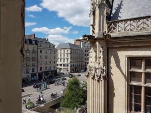- une vue sur une rue de la ville depuis un bâtiment dans l'établissement L'Echiquier de Normandie confort cosy et vue premium, à Rouen