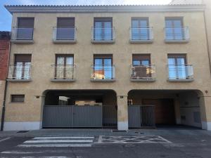 een appartementencomplex met ramen en een parkeerplaats bij Apartamento turísticos Puente Romano P1 1-C in Salamanca