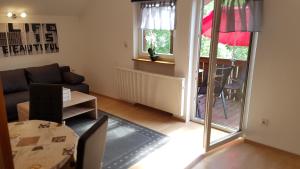 ein Wohnzimmer mit einem Sofa und einem Tisch in der Unterkunft Ferienwohnung Wildgatter in Grafenwiesen