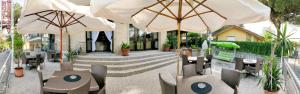 Reštaurácia alebo iné gastronomické zariadenie v ubytovaní Hotel Acapulco