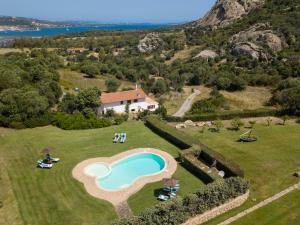 una vista aérea de una finca con piscina en Villa Iris with Pool, en Baja Sardinia