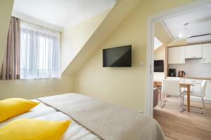 Televízia a/alebo spoločenská miestnosť v ubytovaní Apartamenty Fregata