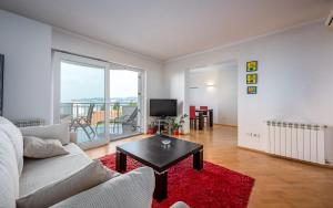 uma sala de estar com um sofá e uma mesa em RIVA house with apartment em Crveni Vrh