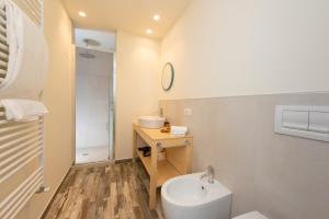 La salle de bains est pourvue de toilettes blanches et d'un lavabo. dans l'établissement Garden Suite, à Marina di Pietrasanta