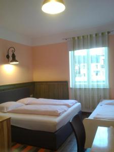 Un pat sau paturi într-o cameră la Gasthof Paradiesgartl