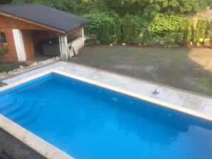una gran piscina azul en un patio en Willa Alpejska, en Wisła