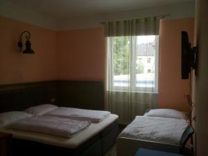 A bed or beds in a room at Gasthof Paradiesgartl