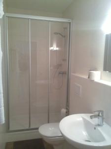 A bathroom at Gasthof Paradiesgartl