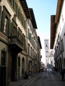 フィレンツェにあるレ トレ スタンツェの時計塔のある街道