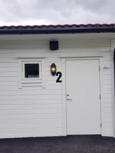 隆道爾的住宿－Saltvold Leilighet nr 2，车库里有一个号码