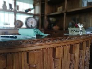 a desk with a pen and a notebook on it at Hostel „La Galan” in Rădăuţi