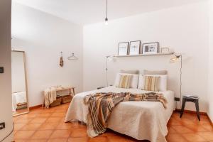 een slaapkamer met een bed met een deken erop bij I Balconi di San Domenico in Palermo