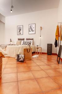 Schlafzimmer mit einem Bett und Holzboden in der Unterkunft I Balconi di San Domenico in Palermo