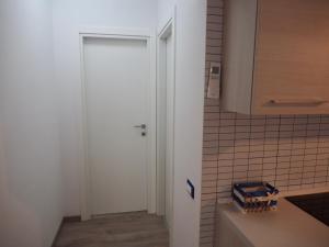 Una puerta blanca en una cocina con suelo de baldosa. en CVT Punta Cavalluccio, en Vasto