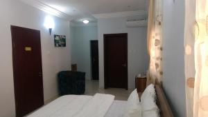 Postel nebo postele na pokoji v ubytování KH Lodge Abuja
