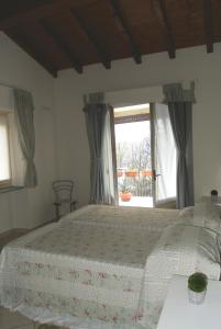 1 dormitorio con cama y ventana en La Locanda Al Lago en Verbania