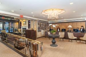 um átrio do hotel com uma secretária e um bar em Fitzpatrick Grand Central em Nova York
