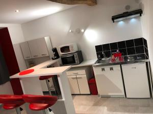Kuchyň nebo kuchyňský kout v ubytování Appartement T1 bis Spacieux Chaleureux proche CNPE Centre Ville + 3 fotografie