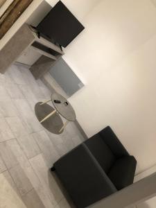 TV a/nebo společenská místnost v ubytování Appartement T1 bis Spacieux Chaleureux proche CNPE Centre Ville