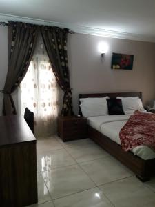 Postel nebo postele na pokoji v ubytování KH Lodge Abuja