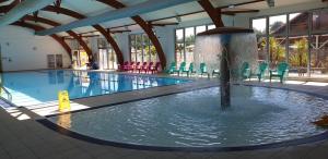 Der Swimmingpool an oder in der Nähe von MOBIL HOME 43 dans Camping 4 Etoiles