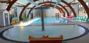 Der Swimmingpool an oder in der Nähe von MOBIL HOME 43 dans Camping 4 Etoiles