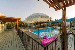 The swimming pool at or close to Somewhere - Chalets in the Arava