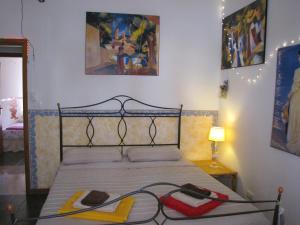 een slaapkamer met een bed met twee handdoeken erop bij Cozy!! Verona in Verona