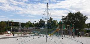 einen Spielplatz in einem Park mit Spielstruktur in der Unterkunft MOBIL HOME 43 dans Camping 4 Etoiles in Gastes