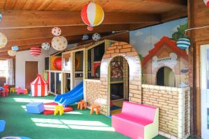 ein Zimmer mit einem Spielzimmer mit einem Spielhaus in der Unterkunft Vallicella Glamping Resort in Scarlino