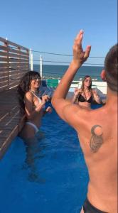 un grupo de personas en una piscina en Hotel al Nuovo Porto, en Bellaria-Igea Marina