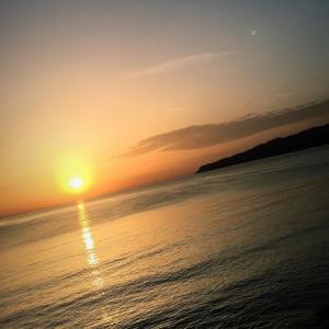 スタリスにあるDiamond Beach Apts & Studiosの夕日を眺めながらの海上の夕日