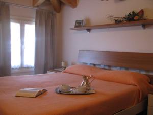 Una cama o camas en una habitación de appartamento Dossalt vista lago Serraia a 20 minuti da Trento, WI-FI e parcheggio gratuiti