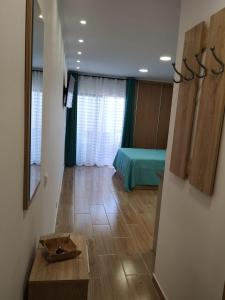 Zimmer mit einem Zimmer mit einem Bett und einem Tisch in der Unterkunft Lux Home in Albufeira