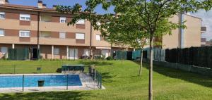 Apartamentos Mirador de Grañón tesisinde veya buraya yakın yüzme havuzu
