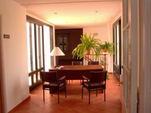 Grupoandria El Claustre de Ciutadella - HOSPEDERIA的休息区