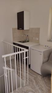 una pequeña cocina con fregadero y lavavajillas en The Penthouse Flat-terrace&view, en Senglea