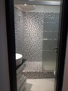a bathroom with a shower with a sink and a mirror at Departamento Torre Sofitel in Río Cuarto