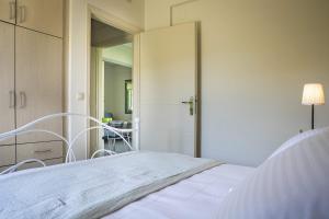 sypialnia z białym łóżkiem i lustrem w obiekcie Sky Apartment w mieście Kateleios