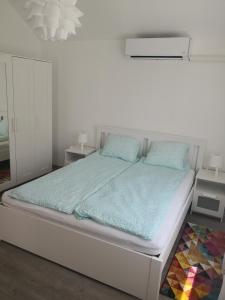 Postel nebo postele na pokoji v ubytování Green Garden Plus Apartman